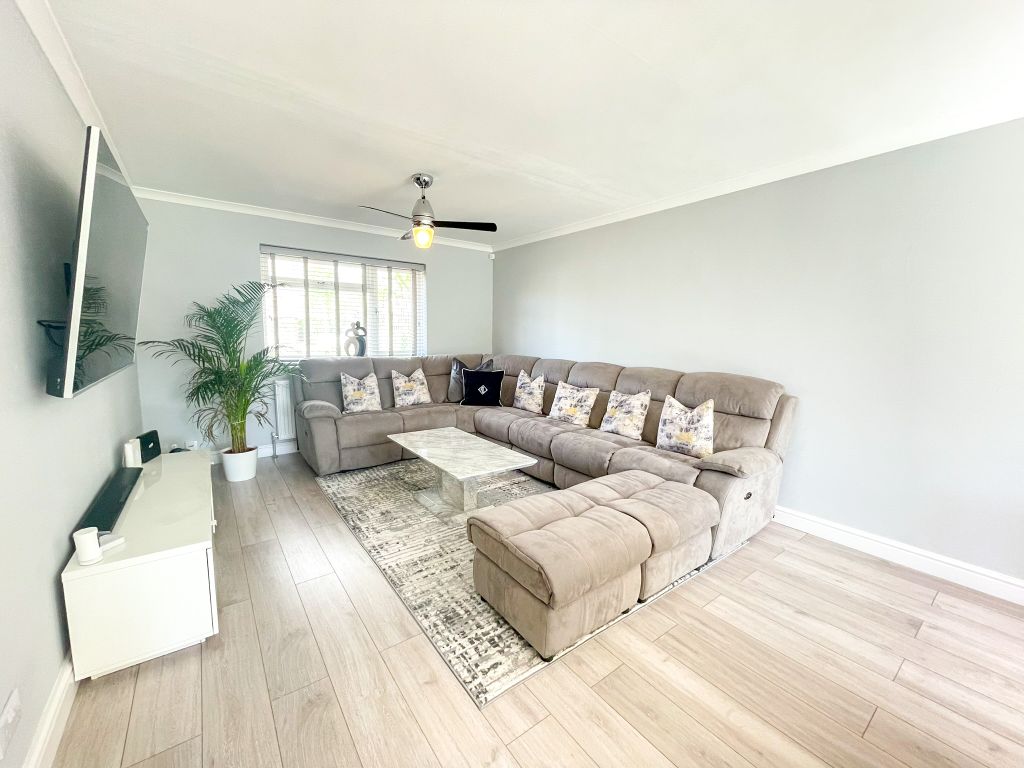 Property photo 2 of 12 Lounge