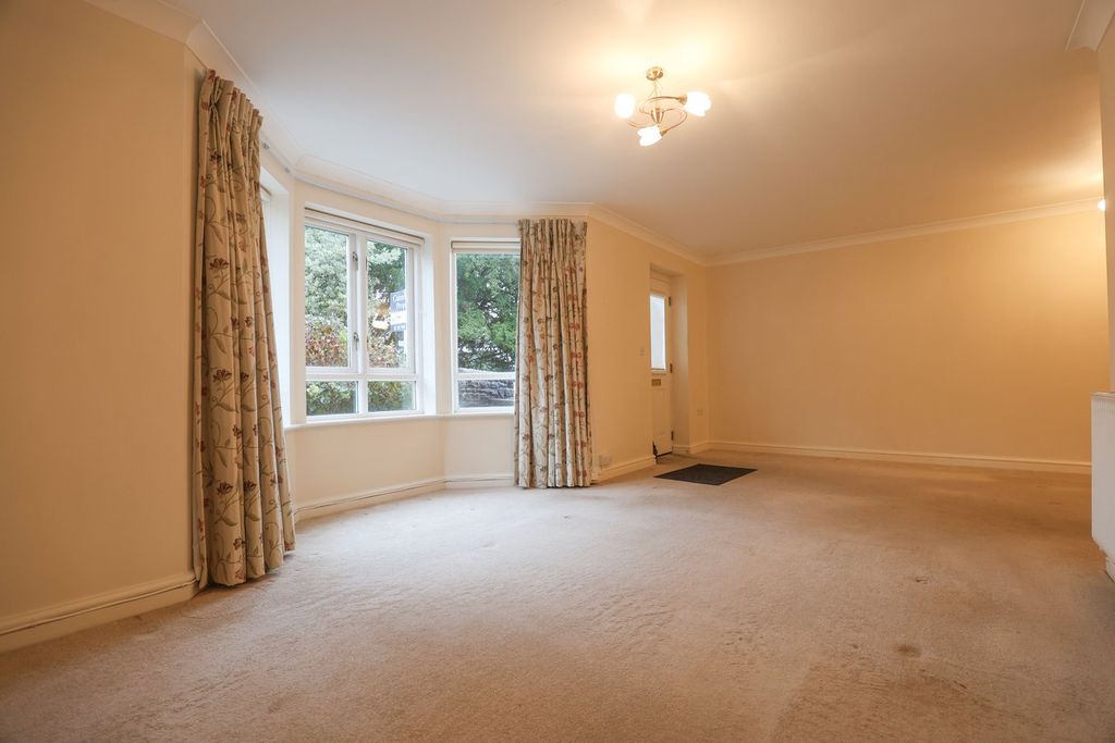 Property photo 3 of 11 Lounge