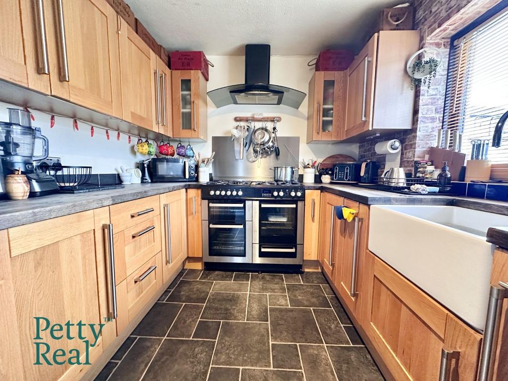 Property photo 3 of 13 72A58182-D00B-485E-88A2-094Ad6071511.Jpeg