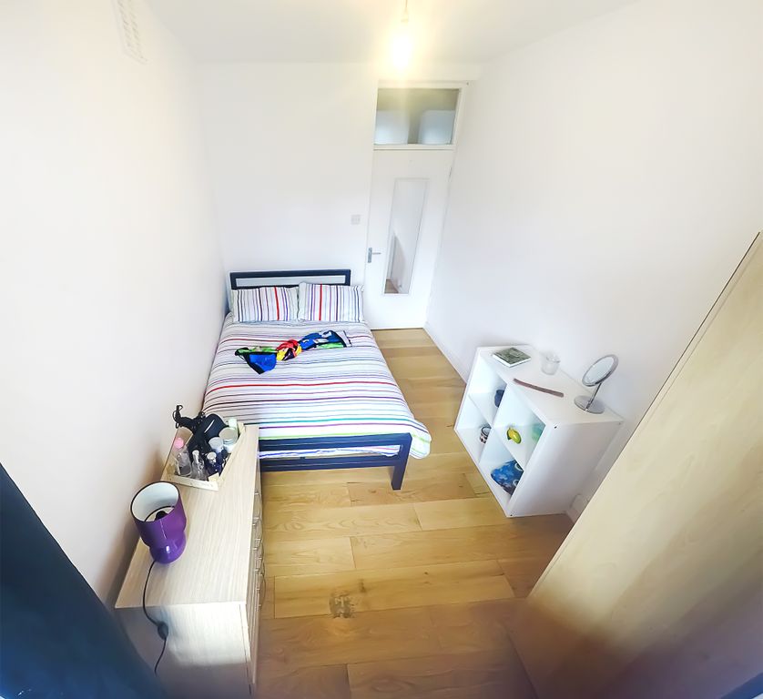 Property photo 3 of 9 Room 2- £780 Available Now