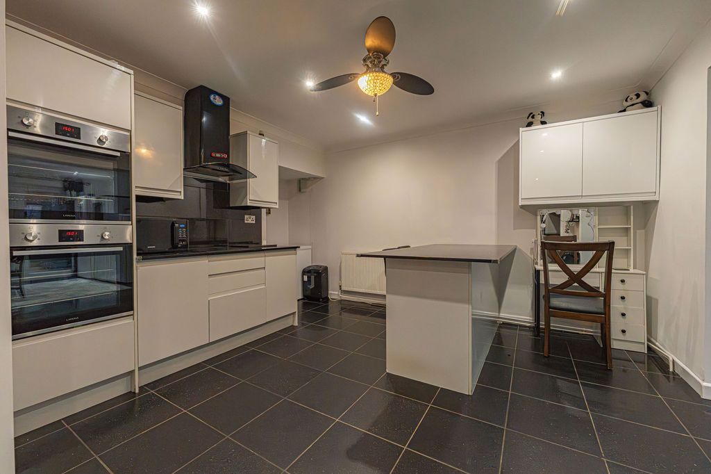 Property photo 3 of 41