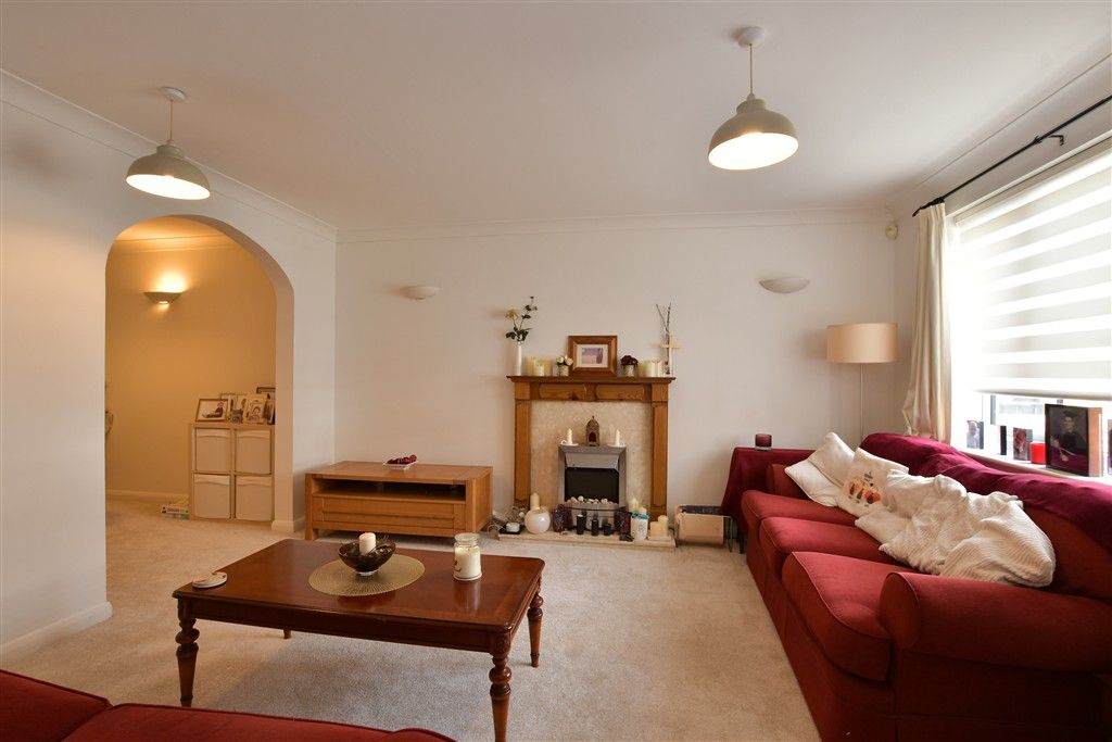 Property photo 2 of 11 Lounge