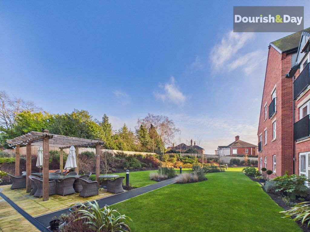 Property photo 2 of 18 Communal Gardens