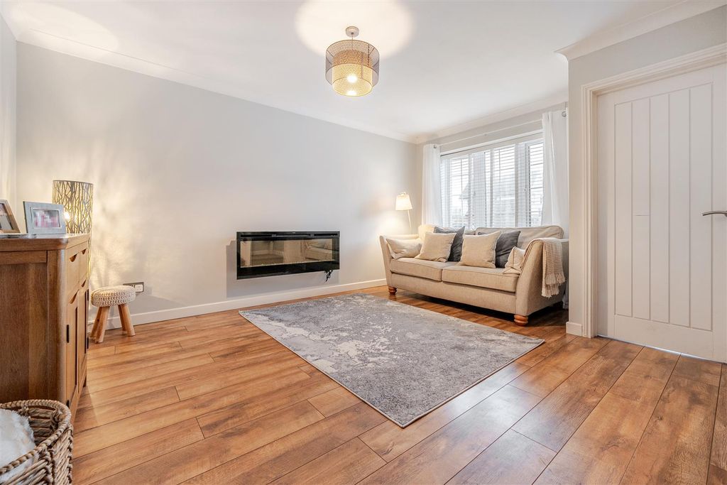 Property photo 3 of 20 Lounge