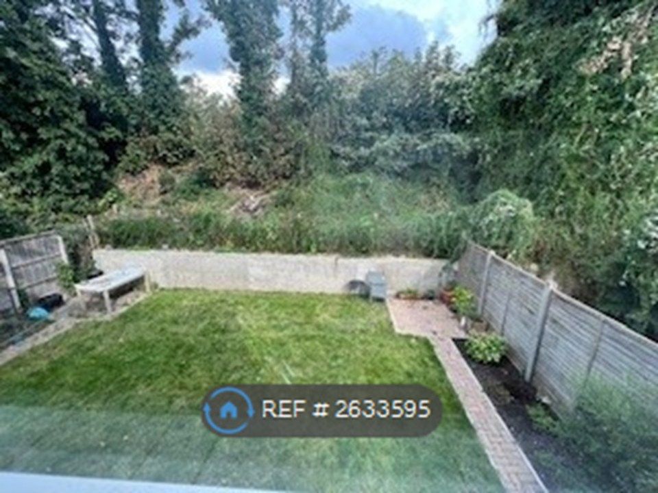Property photo 2 of 16 Shared Rear Garden