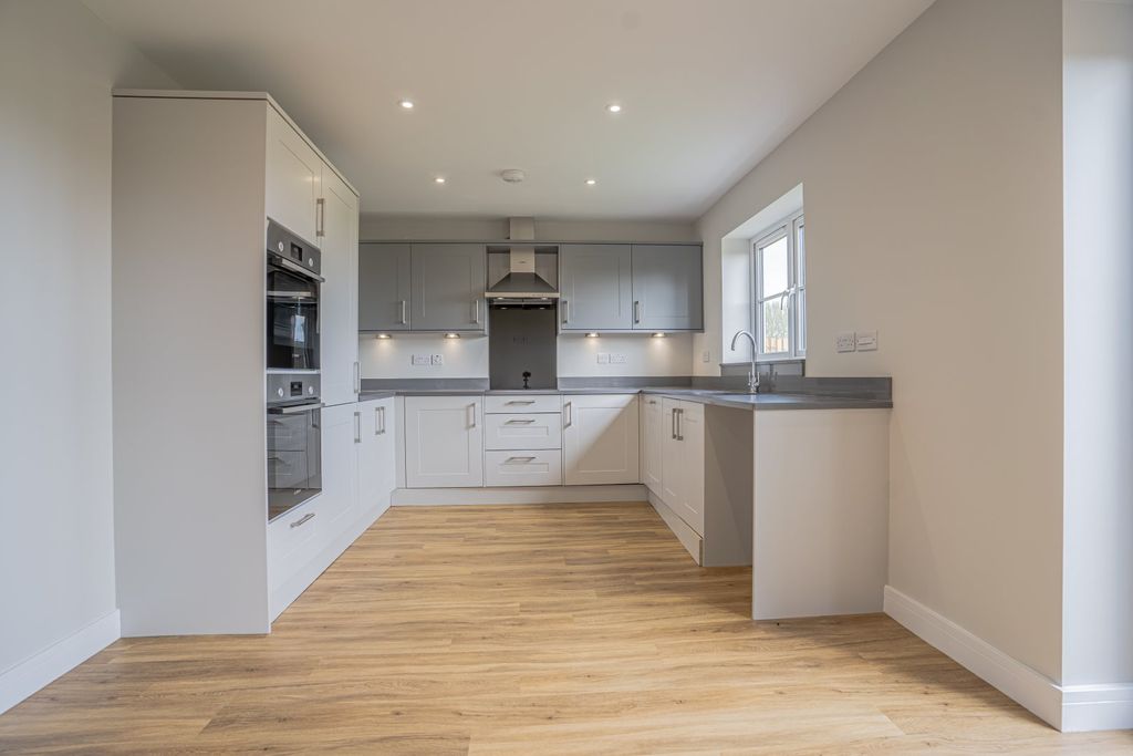 Property photo 3 of 28