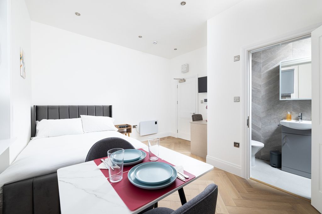 Property photo 1 of 5 This Stylish Double Bedroom Offers A Comfortable S...