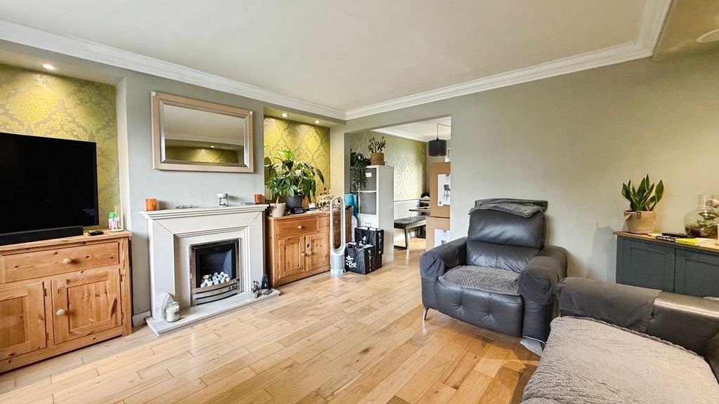 Property photo 3 of 15 Lounge