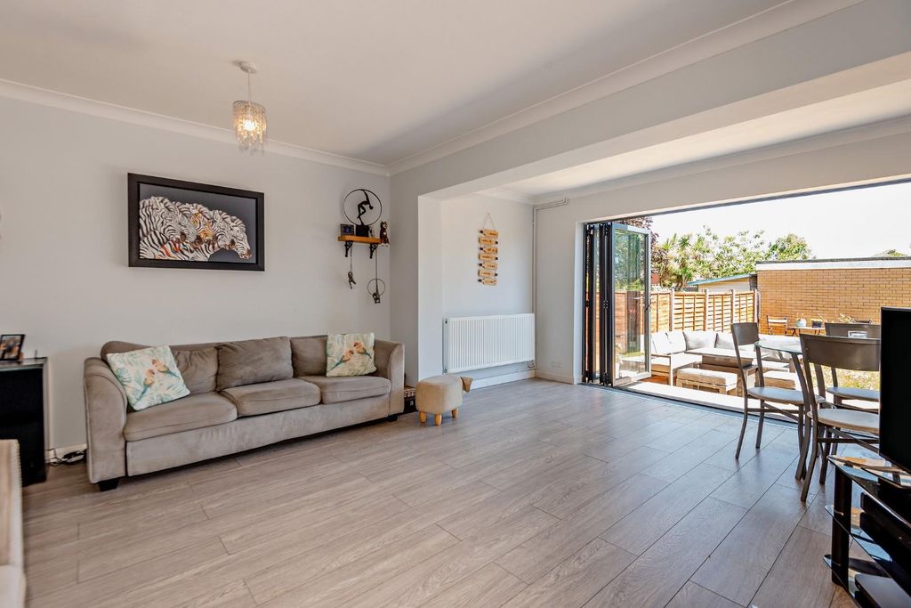 Property photo 3 of 16 8698104-Interior02-800.Jpg