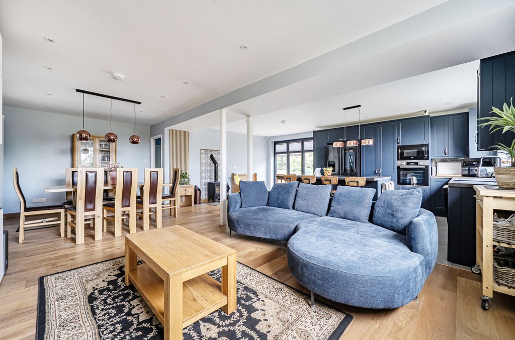 Property photo 3 of 27 1482093-12-6A438E...
