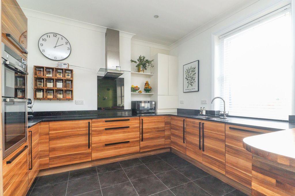 Property photo 2 of 27 Picture 2