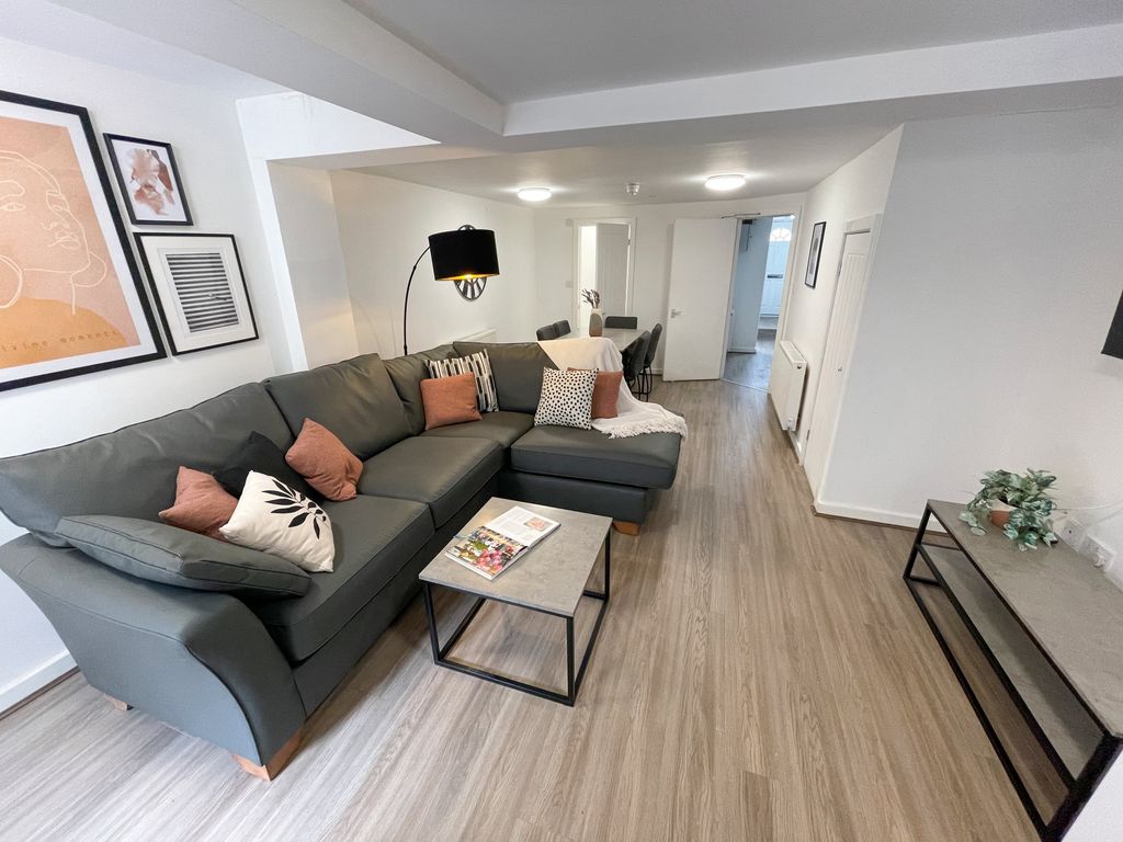 Property photo 1 of 12 16 Kennsington(8)