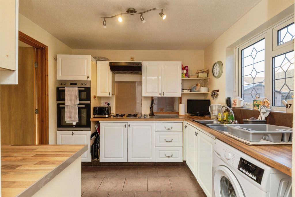 Property photo 2 of 31