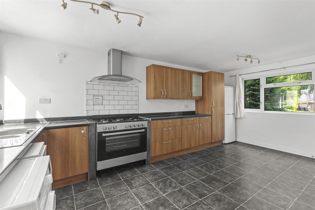 Property photo 2 of 17 2 James Rd, Hp14 3Dw-7.Jpg