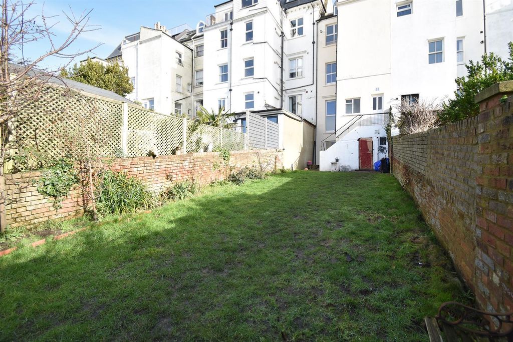 Property photo 2 of 12 Garden