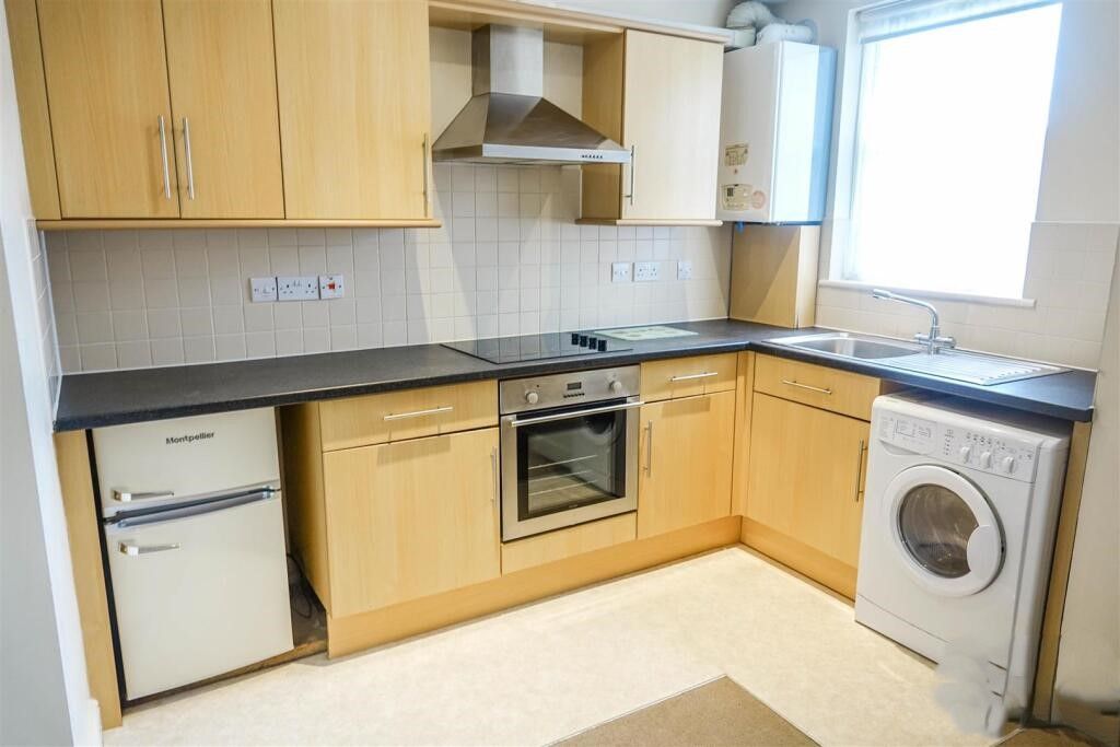 Property photo 2 of 6 Kitchen