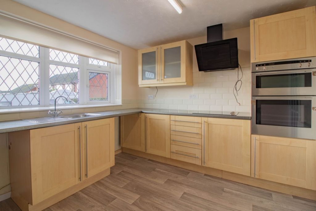 Property photo 2 of 10 Kitchen