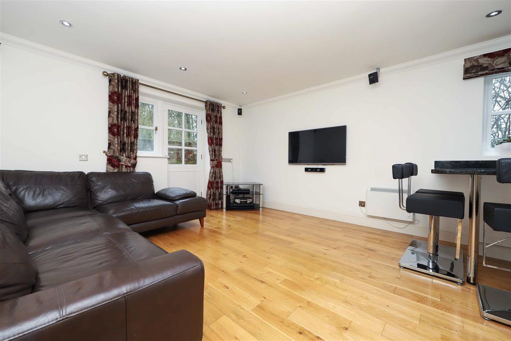 Property photo 3 of 9 Living Room