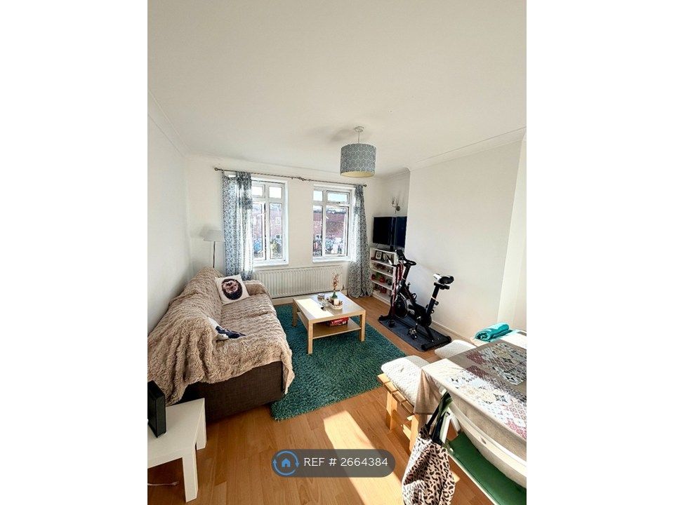 Property photo 3 of 9 Livingroom