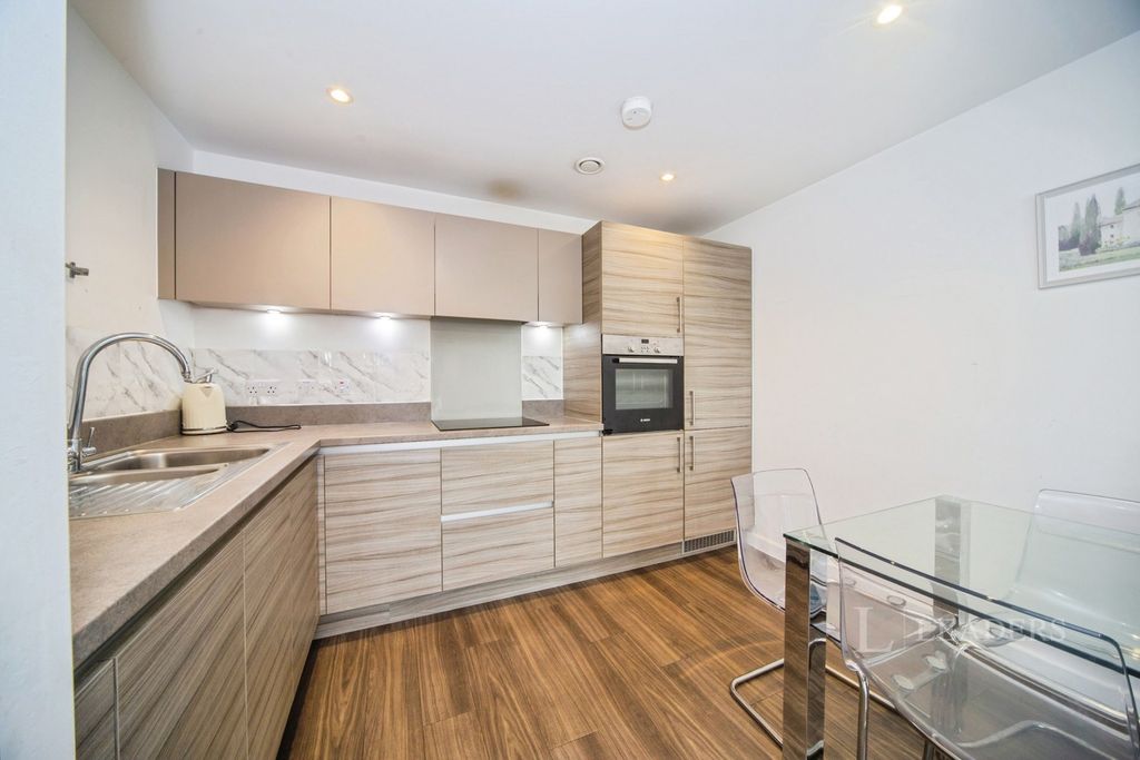 Property photo 3 of 25 Pbox-Img.Jpg