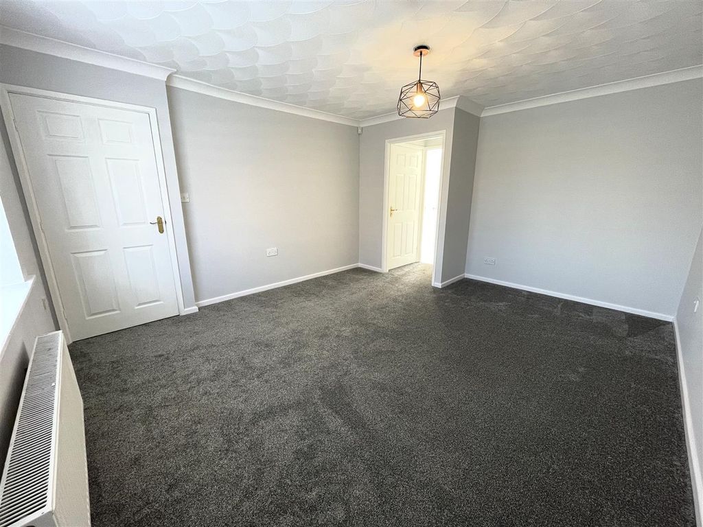 Property photo 3 of 17 Lounge