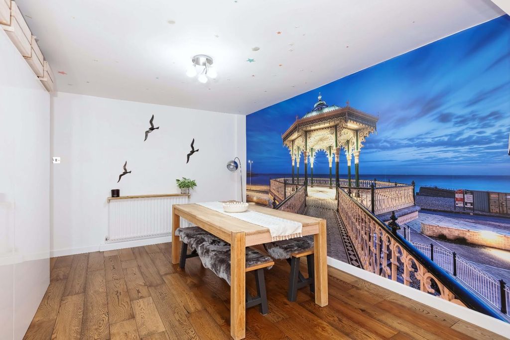 Property photo 2 of 26 Manor Close_17.Jpg