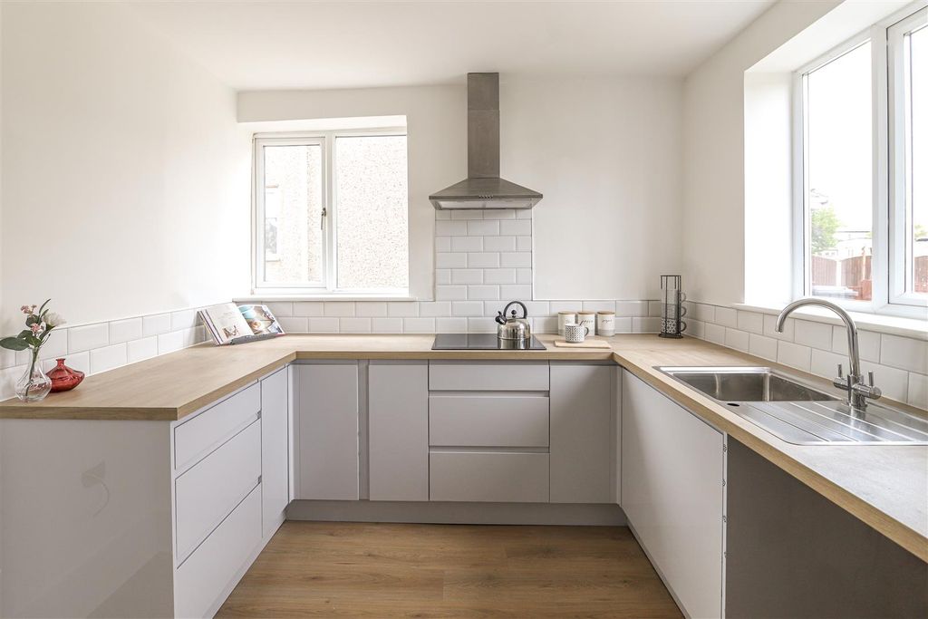 Property photo 2 of 10 9 George Street-Kitchen.Jpg