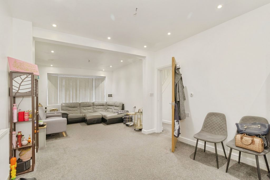 Property photo 3 of 17 Lounge