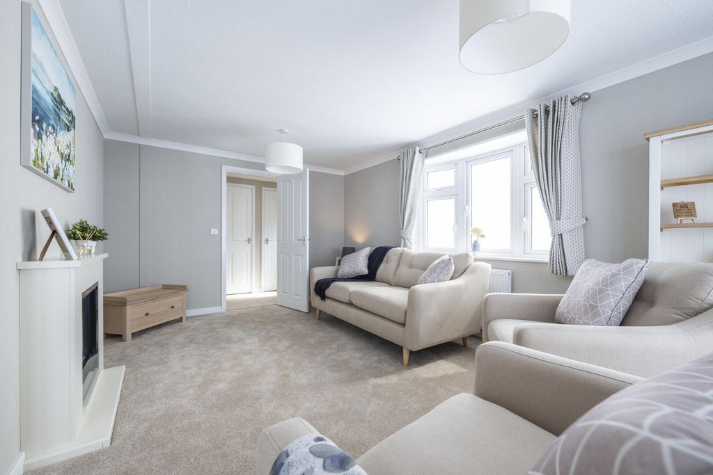 Property photo 2 of 31 Living Room