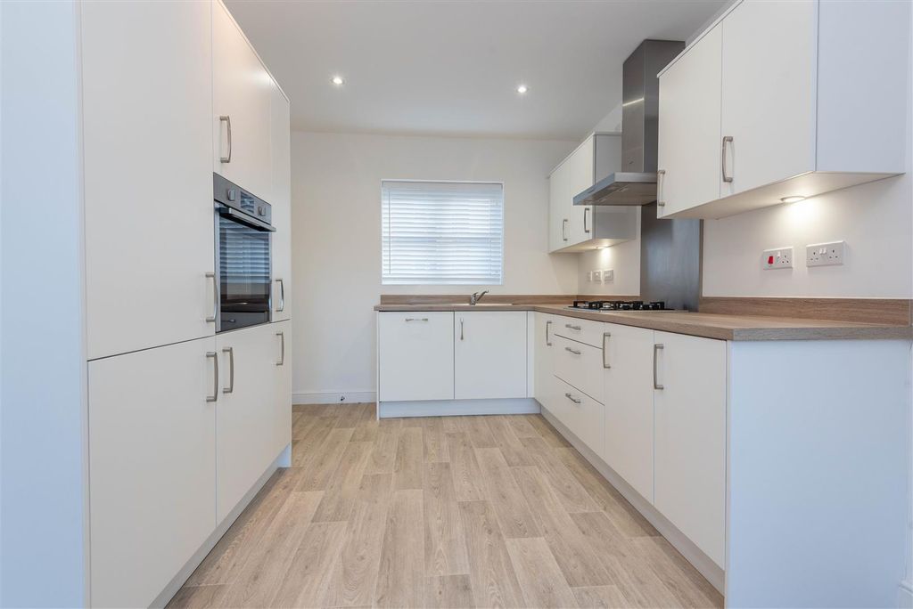 Property photo 3 of 19 Kitchen