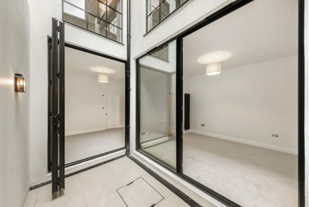 Property photo 3 of 11 Outside Space