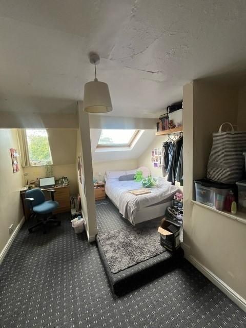 Property photo 1 of 11 A Bright And Cozy Double Bedroom With A Sloped Cei...