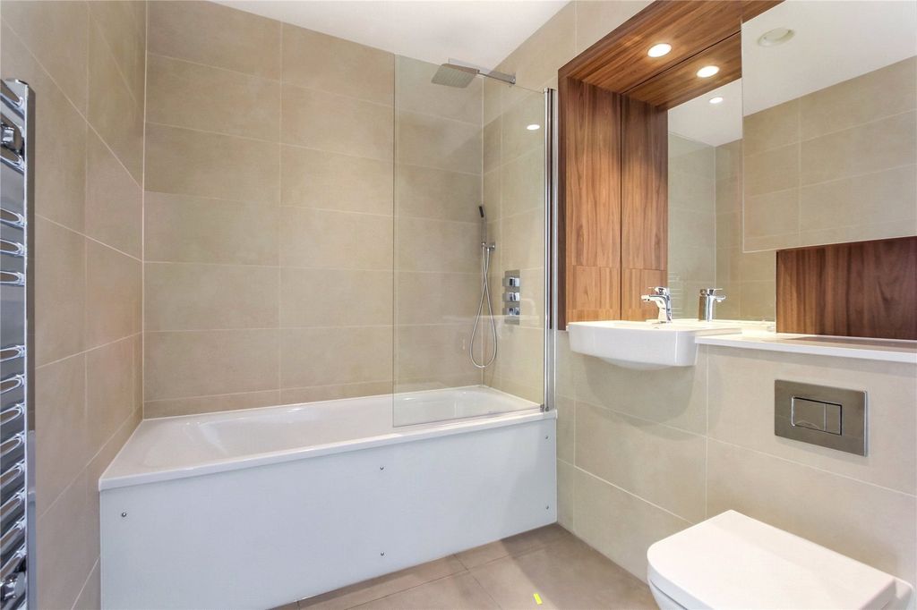 Property photo 3 of 9 Bathroom