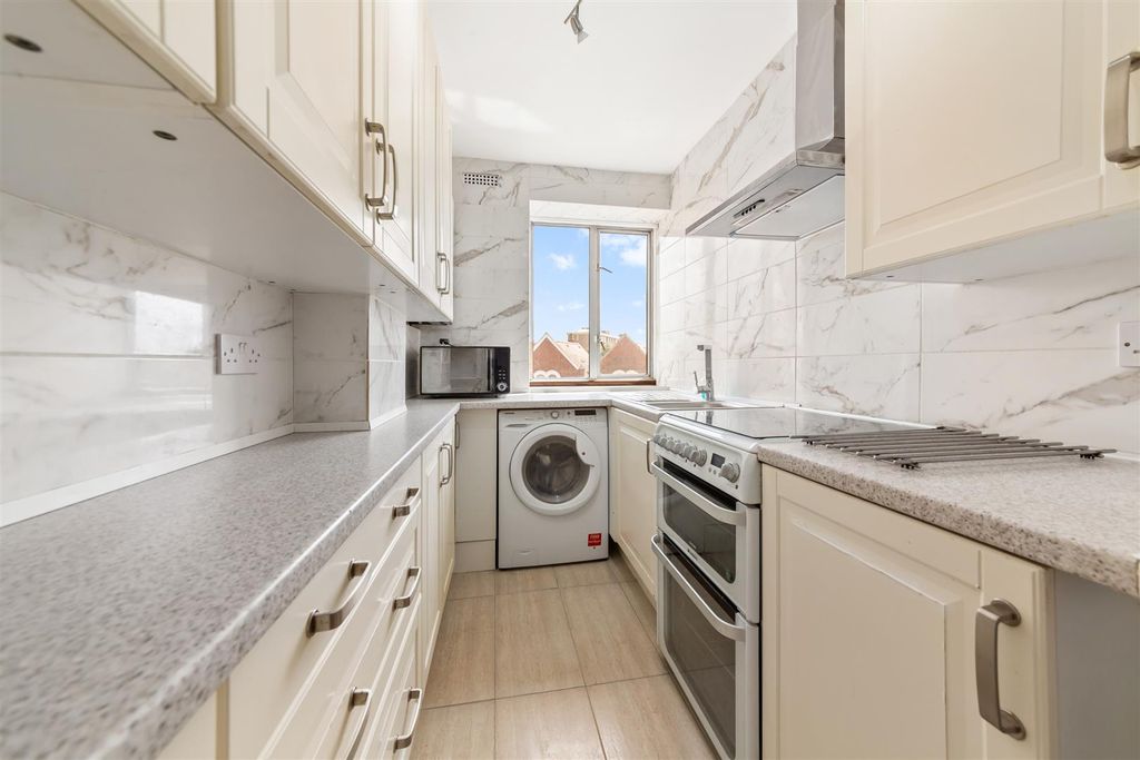 Property photo 3 of 7 18 Marion Court, Sw17 0Ru-4.Jpg