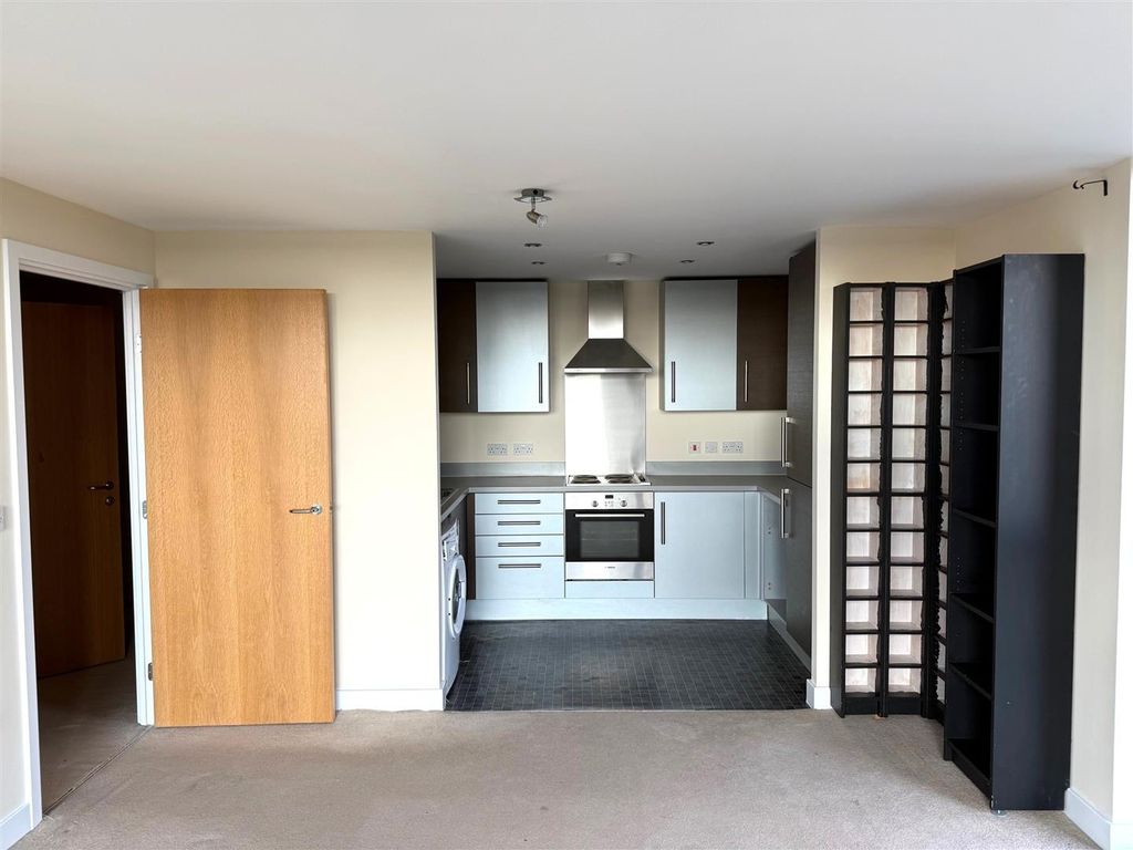 Property photo 2 of 16 Lounge &amp; Kitchen