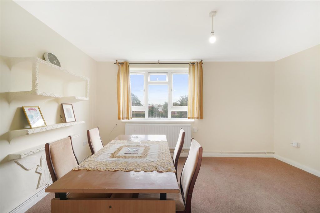 Property photo 2 of 8 161 Cotman House, Academy Gardens - Glnmm3Vwl8Tb9A