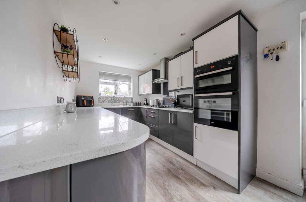 Property photo 3 of 22 1395691-15-695F8A198B723