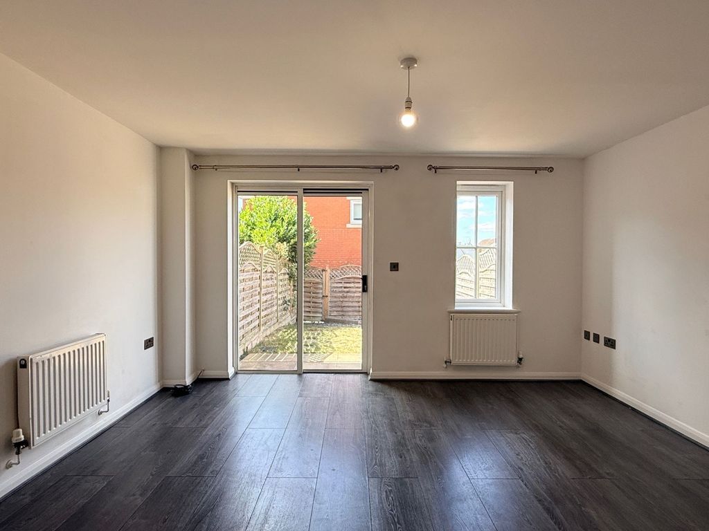 Property photo 3 of 18 Living Room