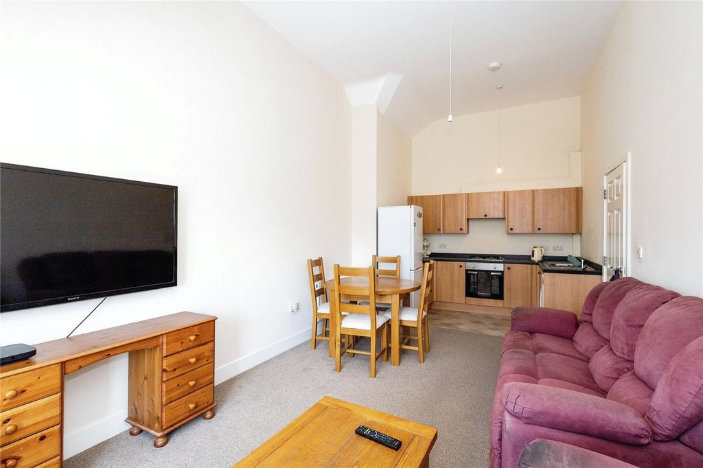 Property photo 2 of 11 Lounge