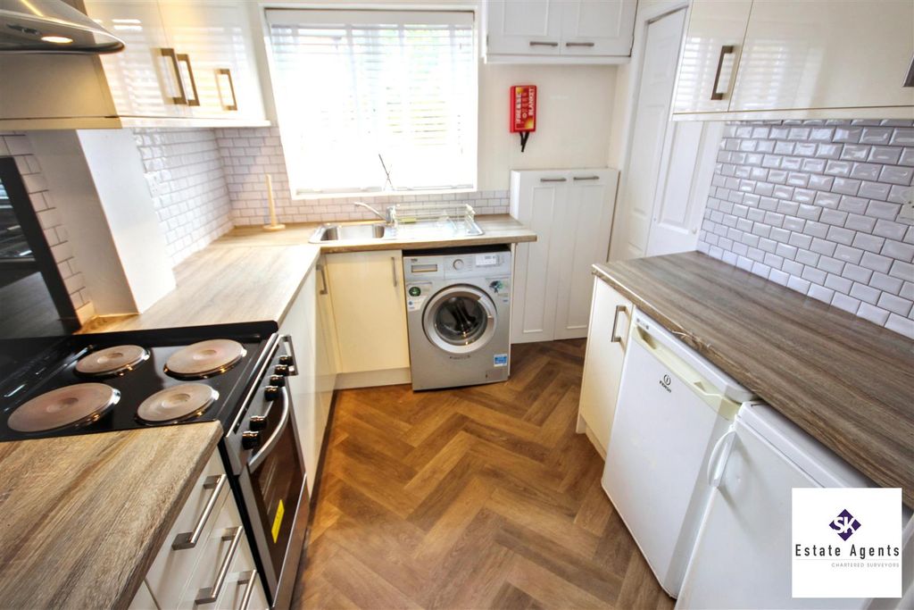 Property photo 3 of 19 Kitchen