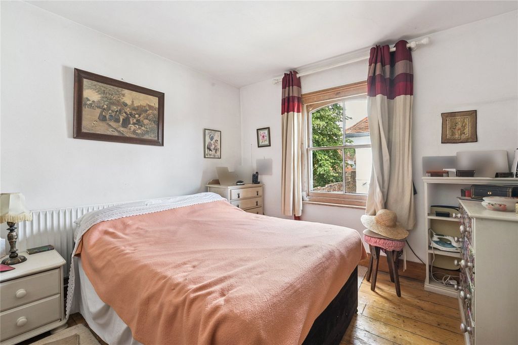 Property photo 3 of 9 Bedroom