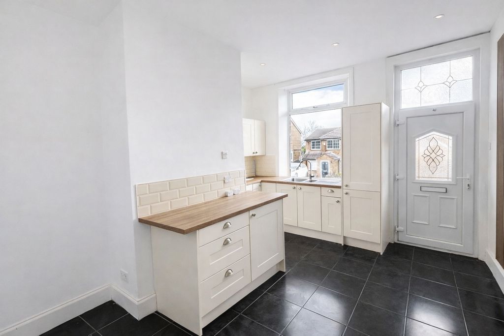 Property photo 3 of 10 Kitchen.