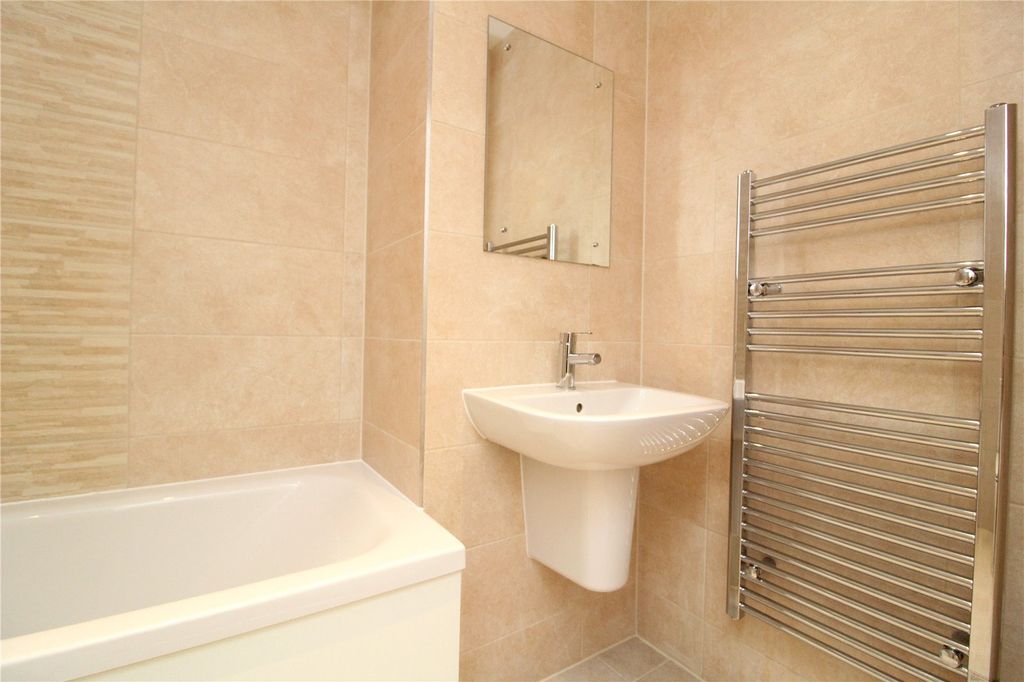 Property photo 3 of 9 Bathroom