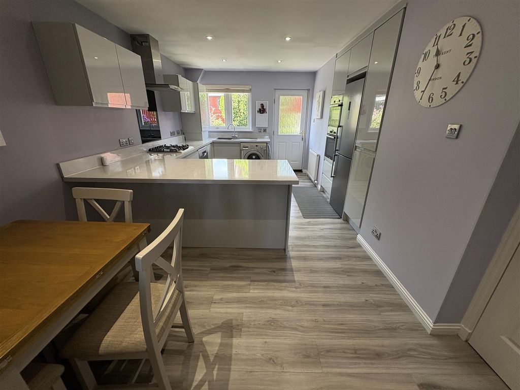 Property photo 3 of 25 Dining Kitchen