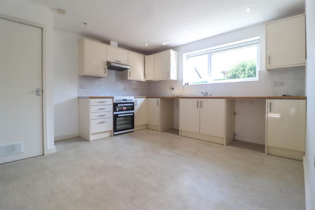 Property photo 3 of 11 6Brink Kit.Jpg