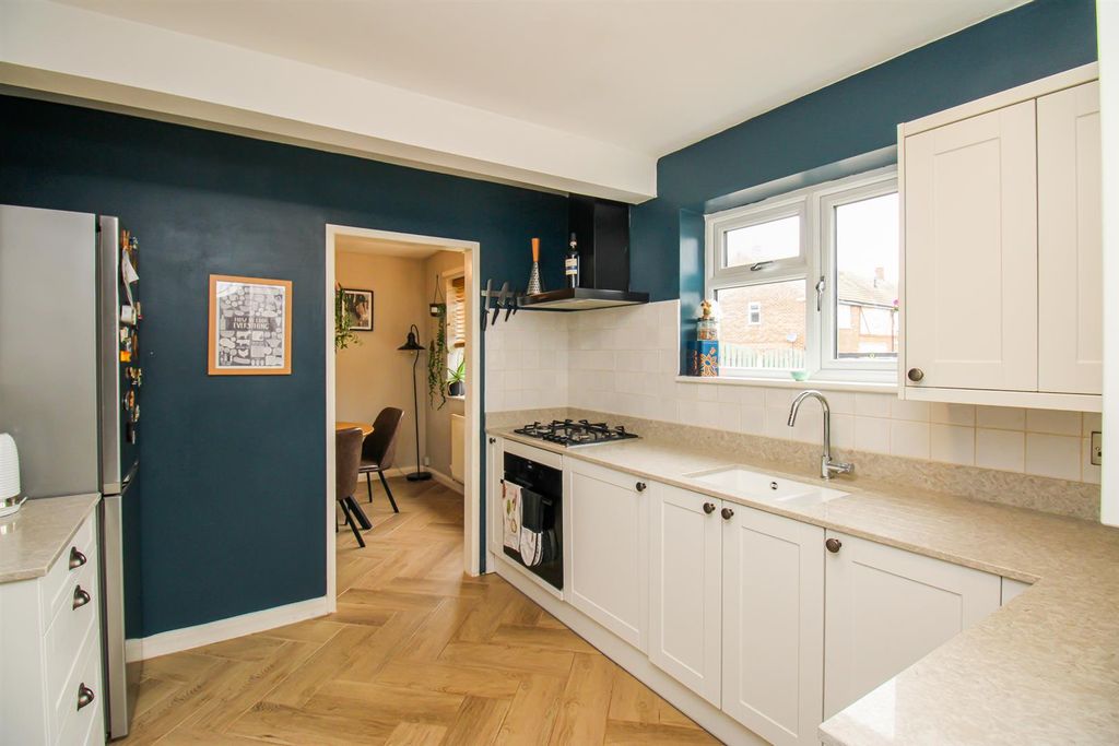 Property photo 3 of 10 Kitchen