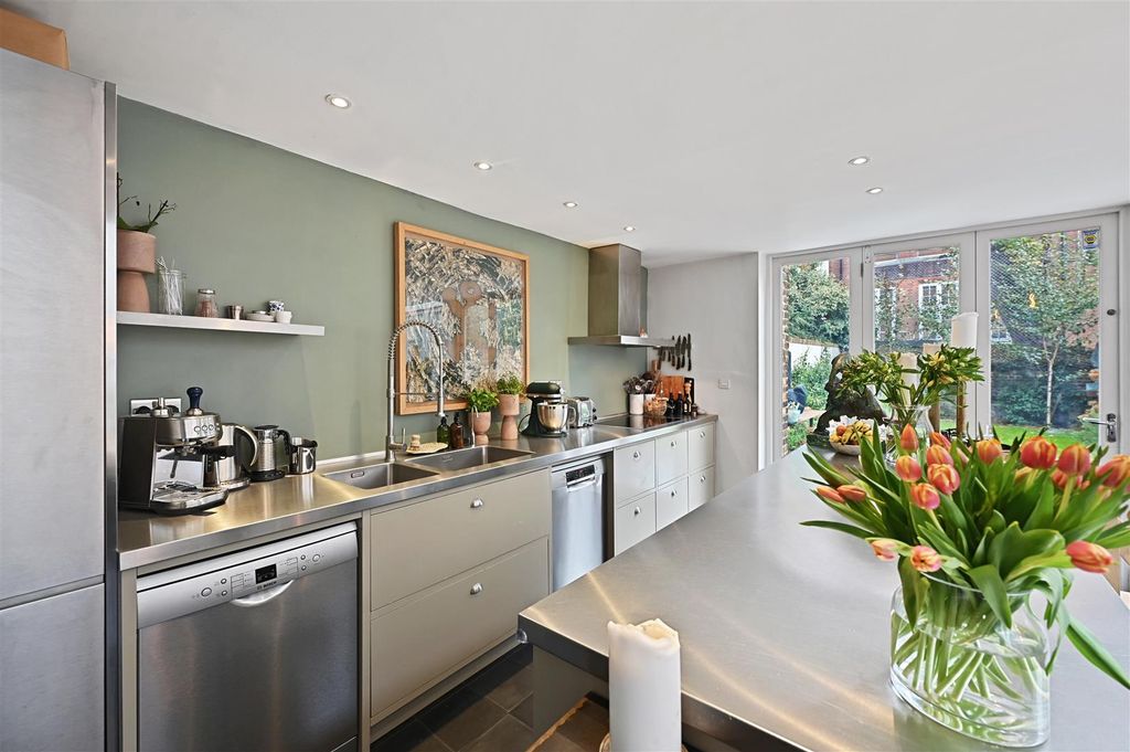 Property photo 3 of 15 Thornfield Road