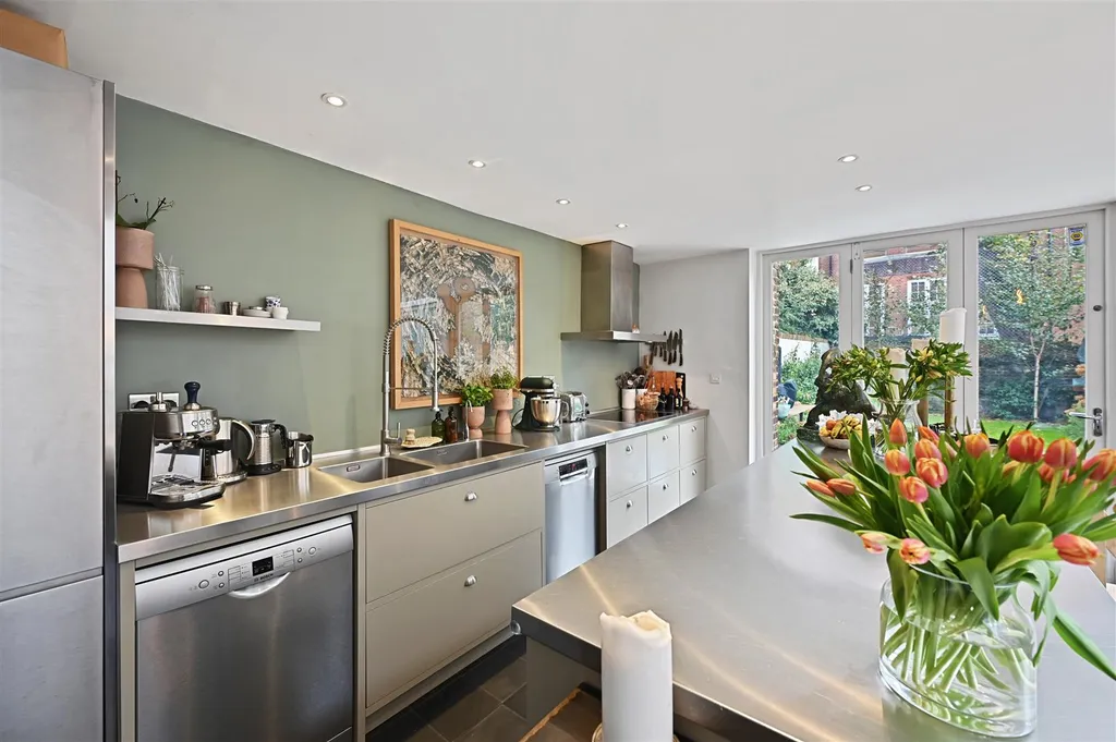 House in London, Shepherd's Bush - More