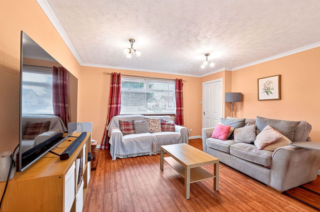 Property photo 3 of 20 Lounge