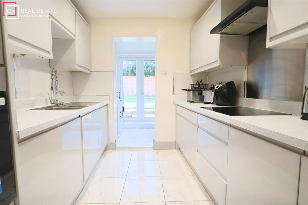 Property photo 3 of 7 Kitchen